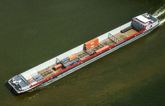 Ein Containerschiff fährt bei Niedrigwasser mit geringer Ladung über den Rhein.<span class='image-autor'>Oliver Berg/dpa</span>