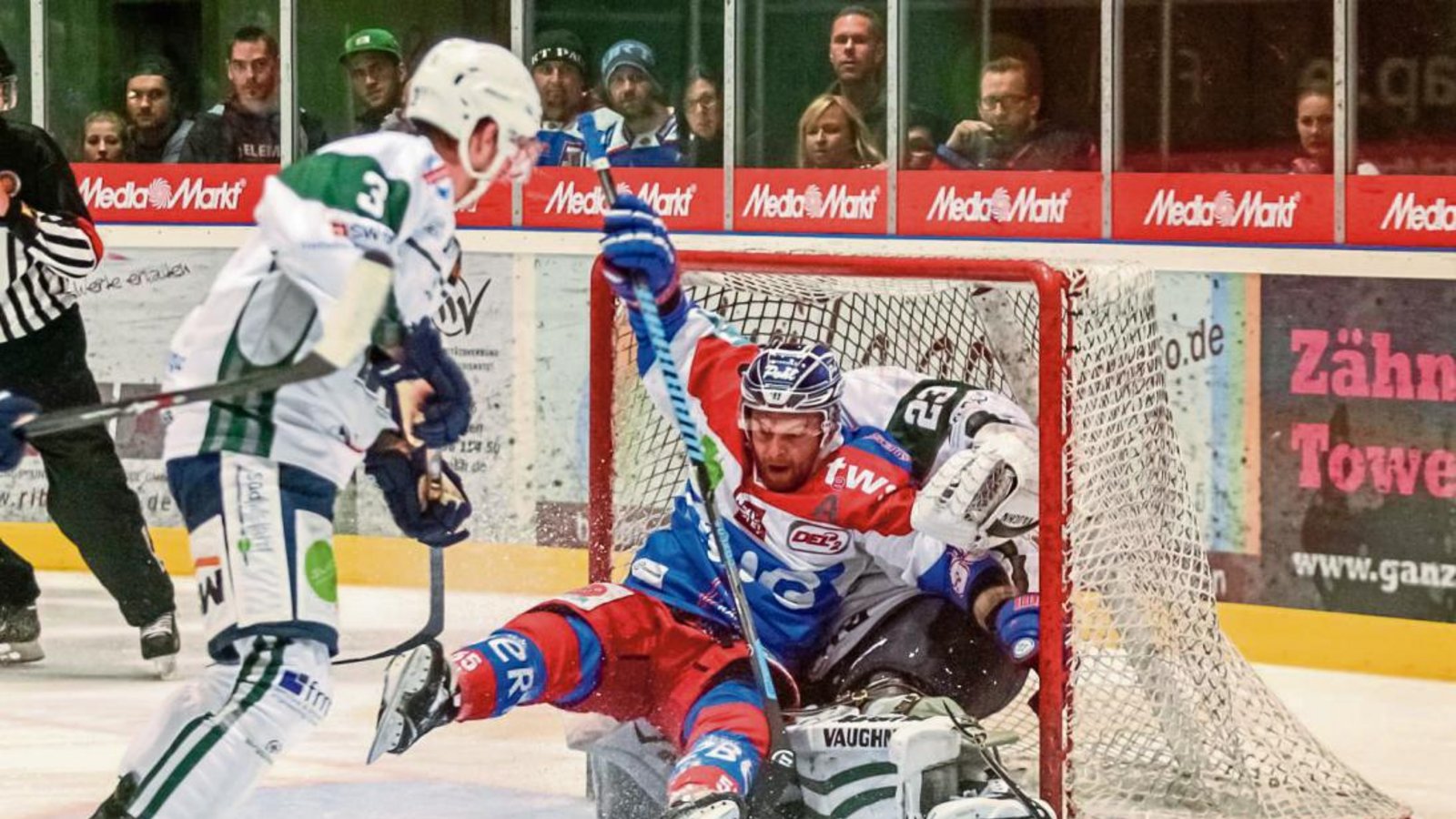Stephan Vogt (Ravensburg) kracht nach einem Laufduell mit Max Prommersberger unkontrolliert in Steelers-Torwart Sinisa Martinovic.  Foto: Simecek