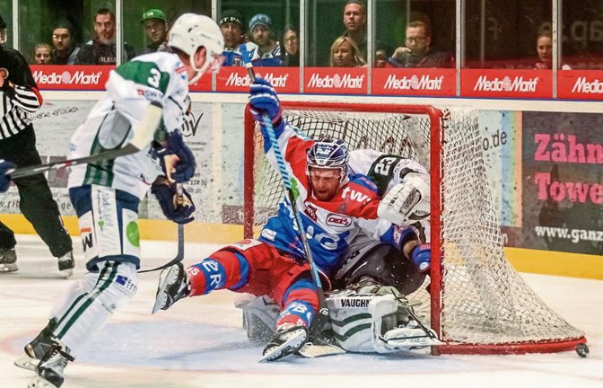 Stephan Vogt (Ravensburg) kracht nach einem Laufduell mit Max Prommersberger unkontrolliert in Steelers-Torwart Sinisa Martinovic.  Foto: Simecek