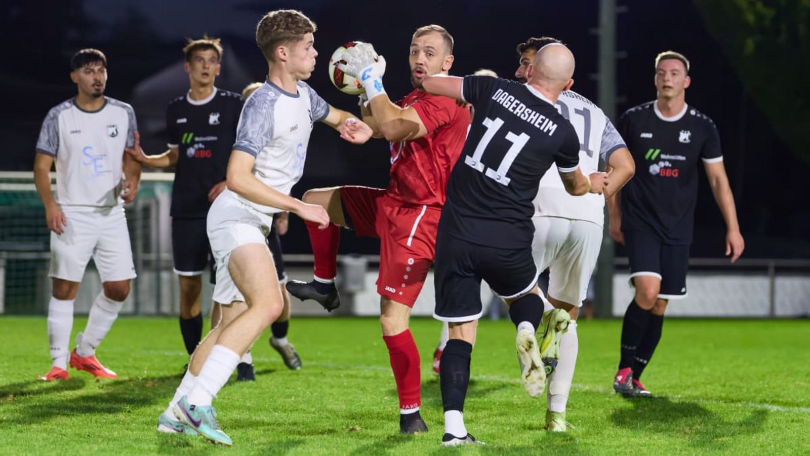 Diesen Abend wird Keeper Joshua Klement (in Rot) vom TSV Dagersheim II so schnell nicht vergessen: Die eigene Erste (in Schwarz) schenkte ihm 13 Dinger ein.Eibner/Gerald Oelze-de Stoppany Diesen Abend wird Keeper Joshua Klement (in Rot) vom TSV Dagersheim II so schnell nicht vergessen: Die eigene Erste (in Schwarz) schenkte ihm 13 Dinger ein.Eibner/Gerald Oelze-de Stoppany