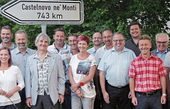 Der neue Illinger Gemeinderat (von links ): Dieter Kiesling, Klaus Kluge, Nicole Jeschek, Thomas Messcherschmidt, Jürgen Claß, Ronald Palesch, Andreas Weigel, Sascha Reich, Sandra Lehmann-Di Grigoli, Volker Schäuffele, Uwe Adam, Reimund Scheytt, Andreas Scheuermann, Ralf Speidel, Winfried Scheuermann, Ingo Weimer, Jennifer Jaillet-Steuler und Bela Hoffmann.  Fotos: Romanowski