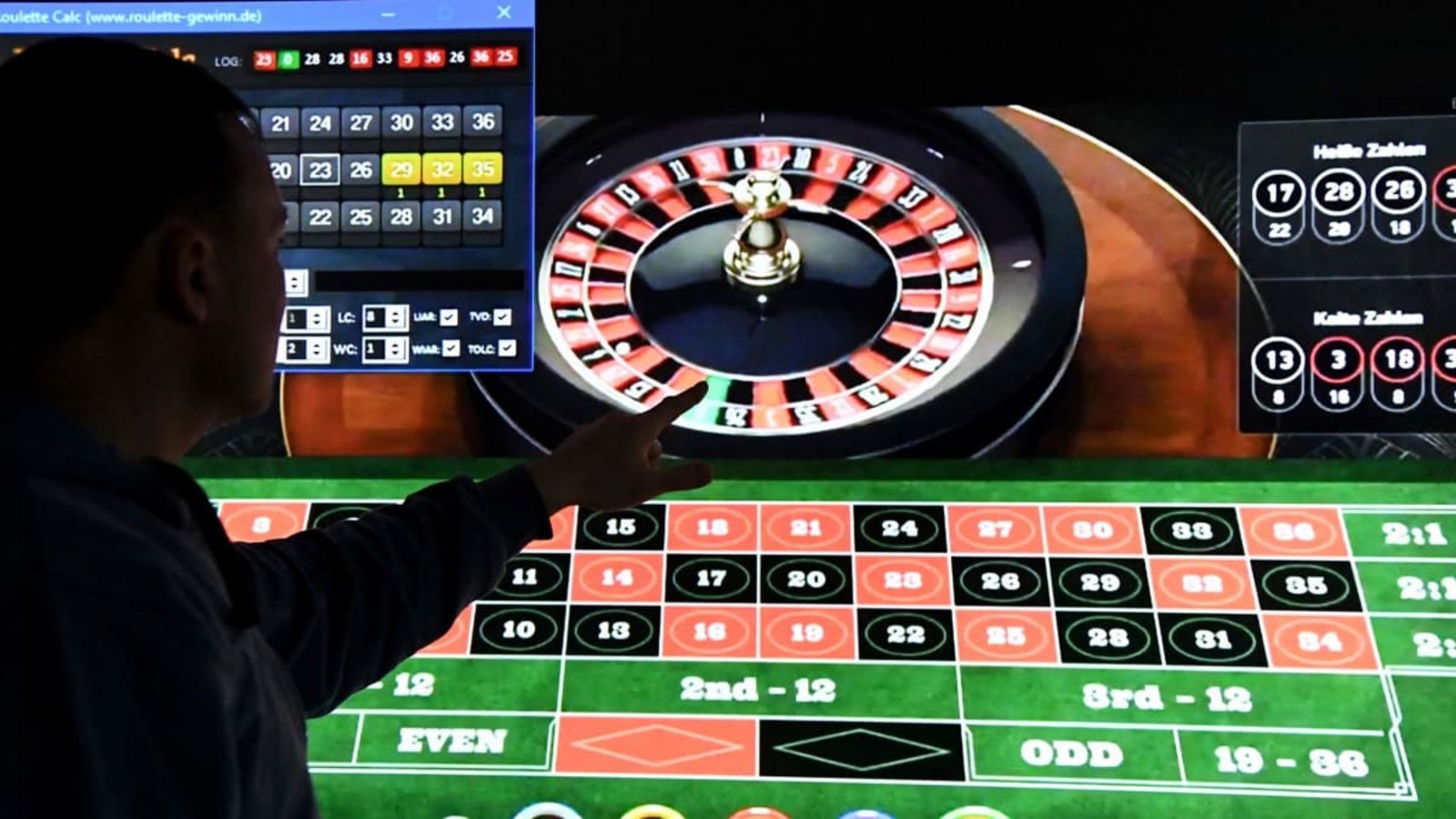 Ein Mann steht vor einem Bildschirm mit einer Seite für Online-Roulette. Um viel Geld auf Schwarz oder Rot zu setzen, muss man mittlerweile nicht mehr in ein Kasino oder eine Spielbank gehen.Carsten Rehder/dpa