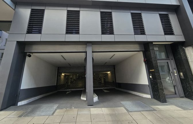 In dieser Tiefgarageneinfahrt in Stuttgart-Mitte wurde der Mann überrollt.<span class='image-autor'>Andreas Rosar/Fotoagentur Stuttgart</span>