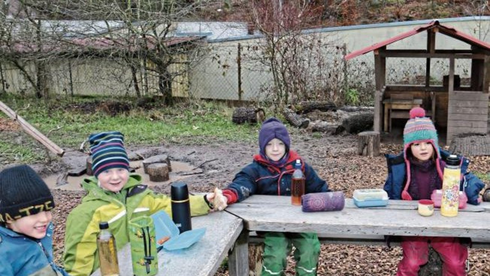 Vesper beim Naturkindergarten Kleine Wölfe in Ensingen: entweder warm eingepackt im Freien oder im beheizten Bauwagen. Foto: Rücker Vesper beim Naturkindergarten Kleine Wölfe in Ensingen: entweder warm eingepackt im Freien oder im beheizten Bauwagen. Foto: Rücker