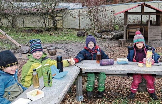 Vesper beim Naturkindergarten Kleine Wölfe in Ensingen: entweder warm eingepackt im Freien oder im beheizten Bauwagen.  Foto: Rücker