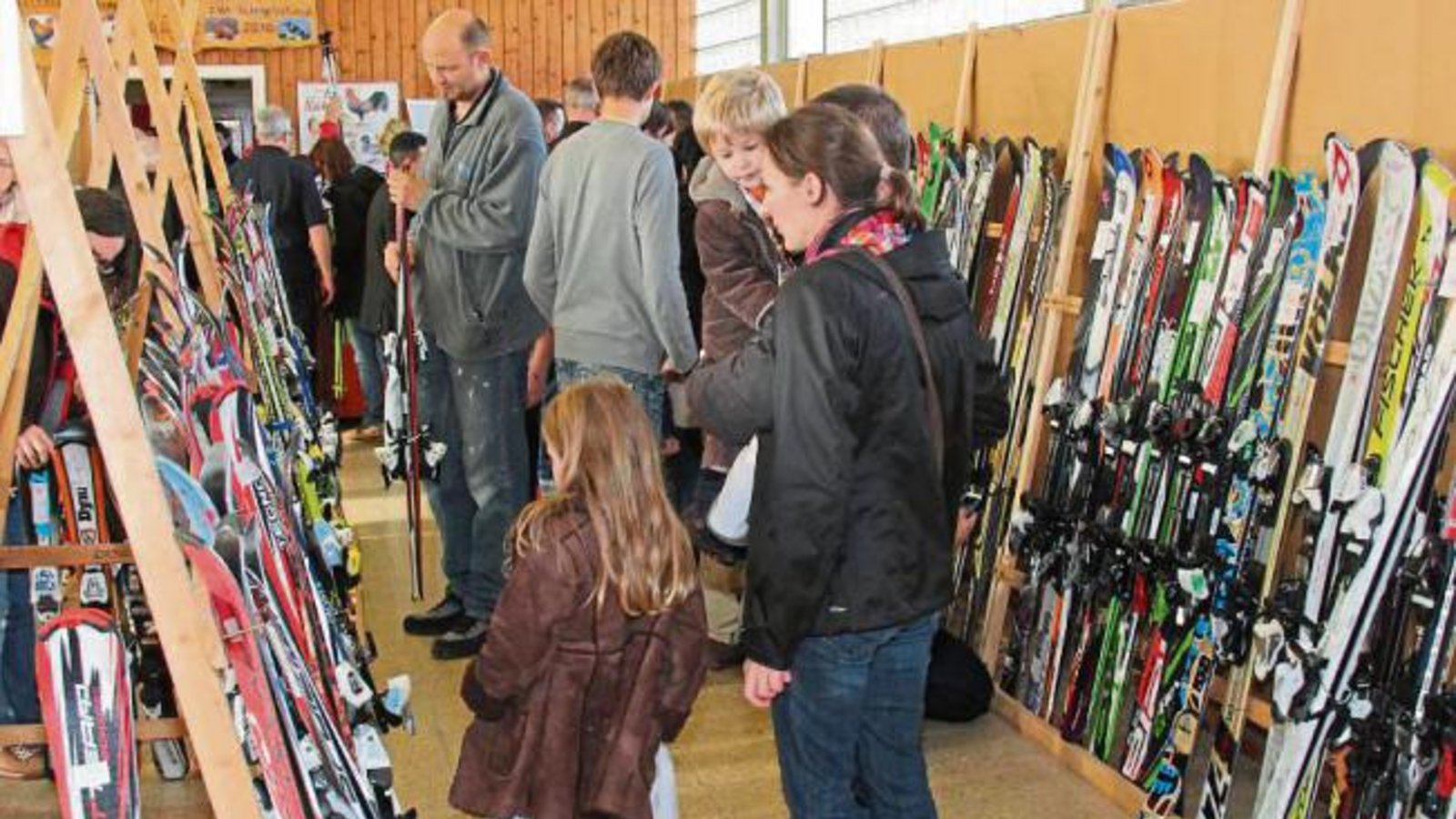 Etwa 100 Meter lang war die Menschenschlange, die sich am Samstagmittag vor dem Vaihinger Kleintierzüchterheim bildete. Dort veranstaltete die Skizunft Vaihingen ihren beliebten Skibasar. Innerhalb von drei Minuten waren schon alle Leute drin und versorgten sich mit neuen und gebrauchten Artikeln rund ums Skifahren.  Foto: Elsässer