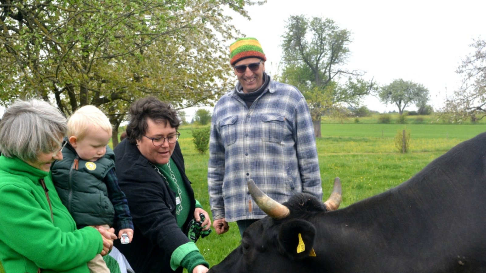 Vor der Grünen-Landtagsabgeordneten Stefanie Seemann mit Enkel Anton (von links), Regionalmanagerin Ursula Waters und Landwirt Jörg Blessing zeigte Kuh Jorgine keine Scheu. 