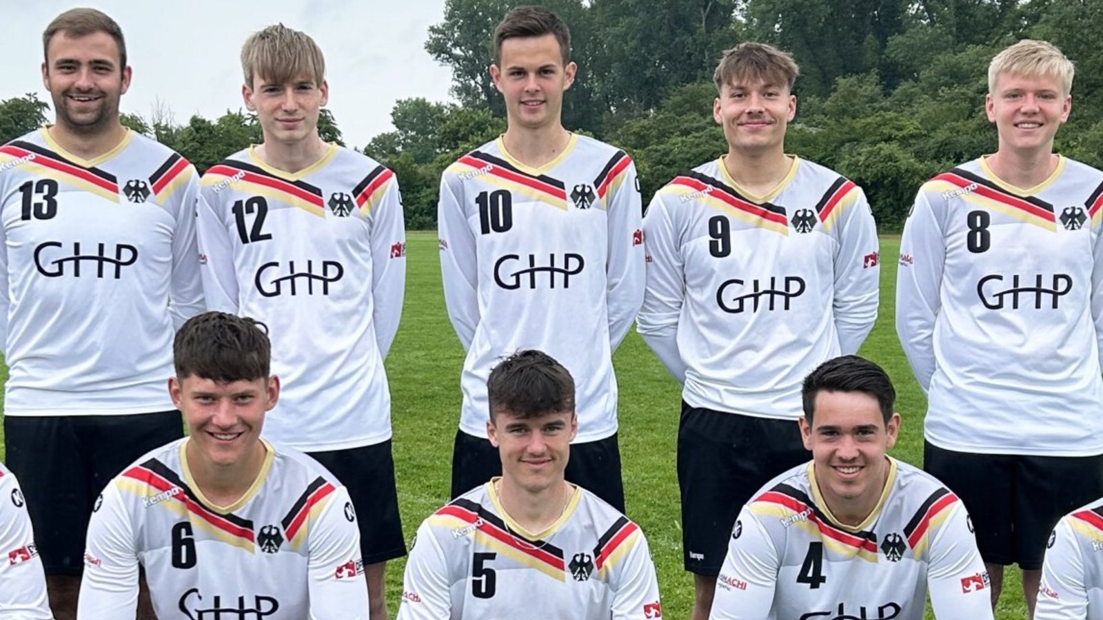 Die junge deutsche Mannschaft leistet sich im Endspiel gegen Österreich zu viele Fehler, spielt aber insgesamt ein gutes Turnier. Hinten von links: Nick Poppe, Leon Mark, Tom Aigner, Marvin Hebecker und Thilo Löhden. Vorne von links: Fynn Erlenmayer, Ole Winter, Lukas Lee, Andreas Knodel und Luc Tran. Foto: Deutsche Faustball Liga