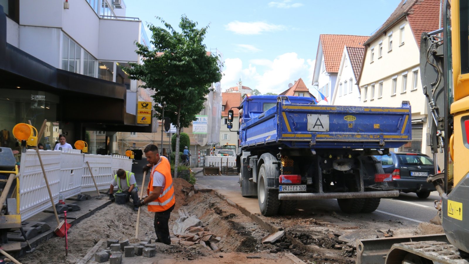 Die neue Haltebucht vor dem Kaufhaus Sämann in Vaihingen entsteht.  Foto: Rieger