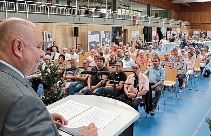 Rede des Bürgermeisters gestern bei der Einwohnerversammlung in Sersheim. Fotos: Bögel