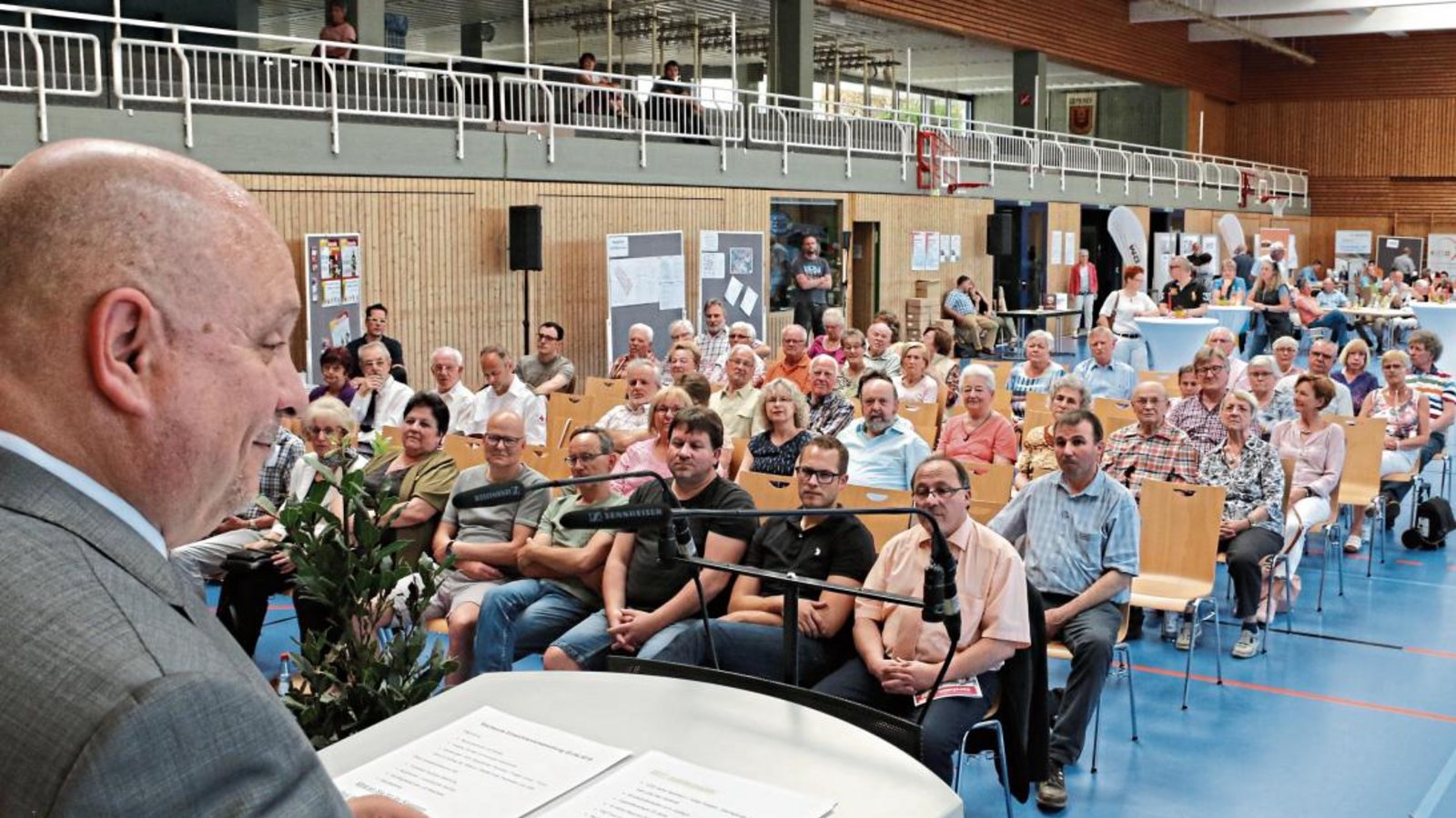 Rede des Bürgermeisters gestern bei der Einwohnerversammlung in Sersheim. Fotos: Bögel Rede des Bürgermeisters gestern bei der Einwohnerversammlung in Sersheim. Fotos: Bögel