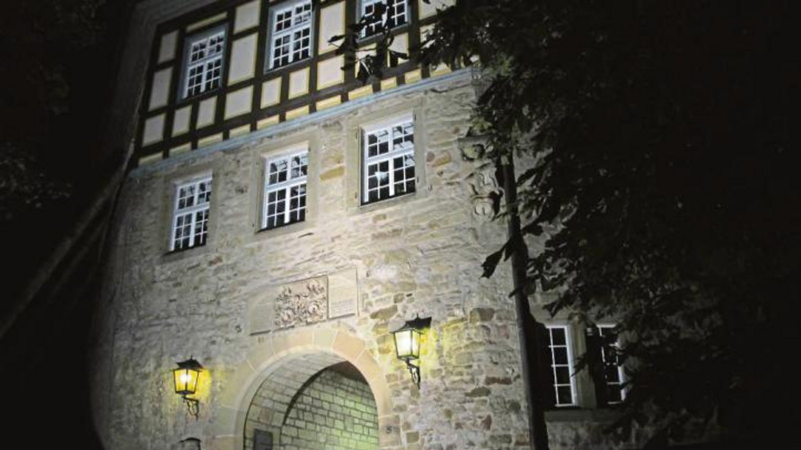Die stimmungsvolle Aufnahme kann nicht darüber hinweg täuschen, dass das Sachsenheimer Wasserschloss in vielerlei Hinsicht sanierungsbedürftig ist. Foto: Makkens Die stimmungsvolle Aufnahme kann nicht darüber hinweg täuschen, dass das Sachsenheimer Wasserschloss in vielerlei Hinsicht sanierungsbedürftig ist. Foto: Makkens