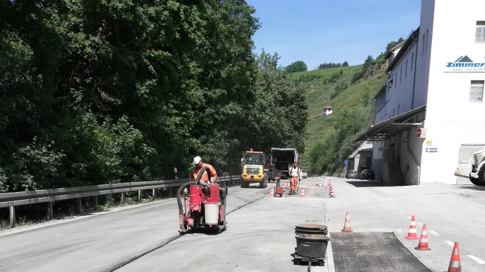 Kreisstraße Vaihingen - Roßwag. Der neue Belag ist drauf. Der Abschluss soll am heutigen Freitag sein. Foto: Arning Kreisstraße Vaihingen - Roßwag. Der neue Belag ist drauf. Der Abschluss soll am heutigen Freitag sein. Foto: Arning