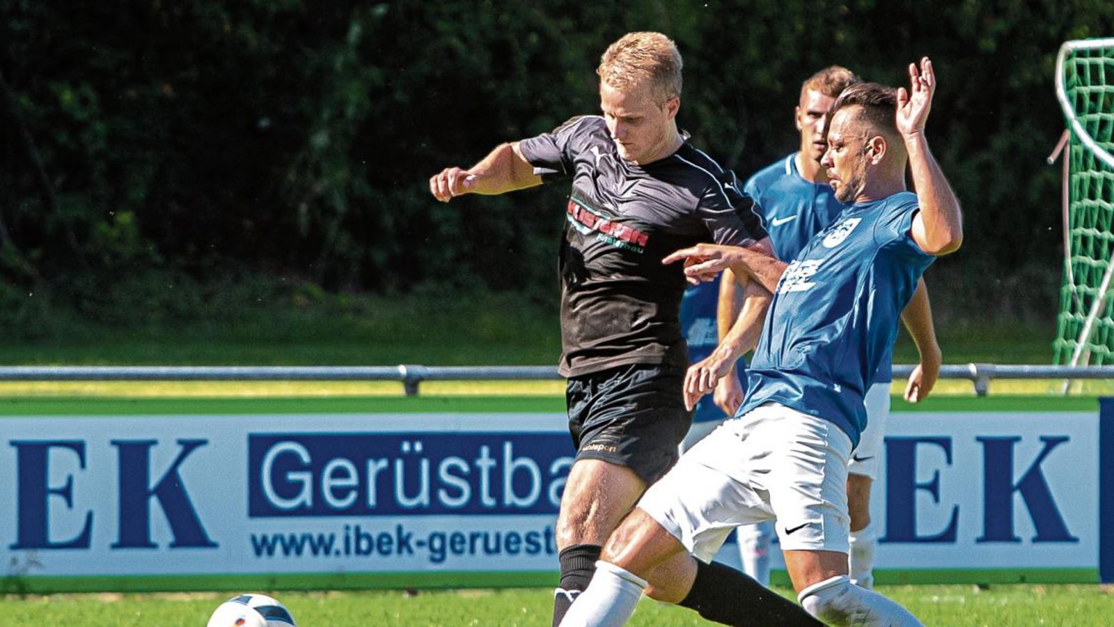 Simon Herbst (rechts) liefert sich mit seinem Sachsenheimer Kontrahenten Kevin Kreischer ein Laufduell. Der VfB rettet einen Punkt. Foto: Bürkle Simon Herbst (rechts) liefert sich mit seinem Sachsenheimer Kontrahenten Kevin Kreischer ein Laufduell. Der VfB rettet einen Punkt. Foto: Bürkle