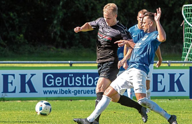 Simon Herbst (rechts) liefert sich mit seinem Sachsenheimer Kontrahenten Kevin Kreischer ein Laufduell. Der VfB rettet einen Punkt. Foto: Bürkle