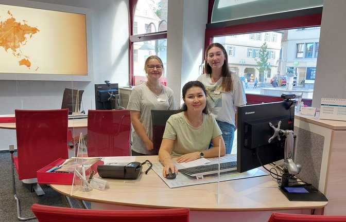 Gestern hatte im VKZ-Reisebüro der Nachwuchs das Sagen: Die jungen Reiseexpertinnen Kim Reisdorf, Makpal Khairullina und Marianna Methodiadou (von links) standen für die Anliegen der Kundschaft bereit.  <span class='image-autor'>Foto: Blessing</span>