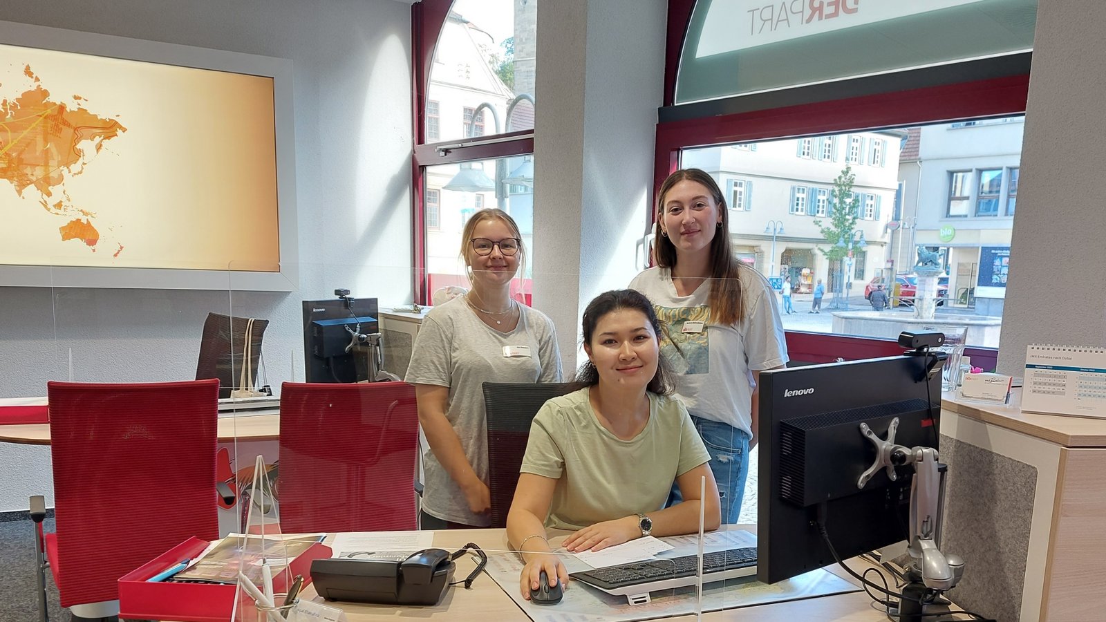 Gestern hatte im VKZ-Reisebüro der Nachwuchs das Sagen: Die jungen Reiseexpertinnen Kim Reisdorf, Makpal Khairullina und Marianna Methodiadou (von links) standen für die Anliegen der Kundschaft bereit.  Foto: Blessing