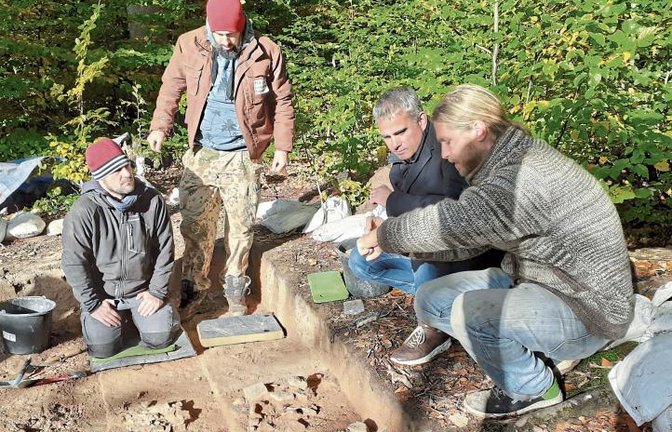Auch Sachsenheims Bürgermeister Holger Albrich erkundigte sich bei den Archäologen vor Ort nach ihren neuen Fundstücken und den daraus gewonnenen Erkenntnissen.