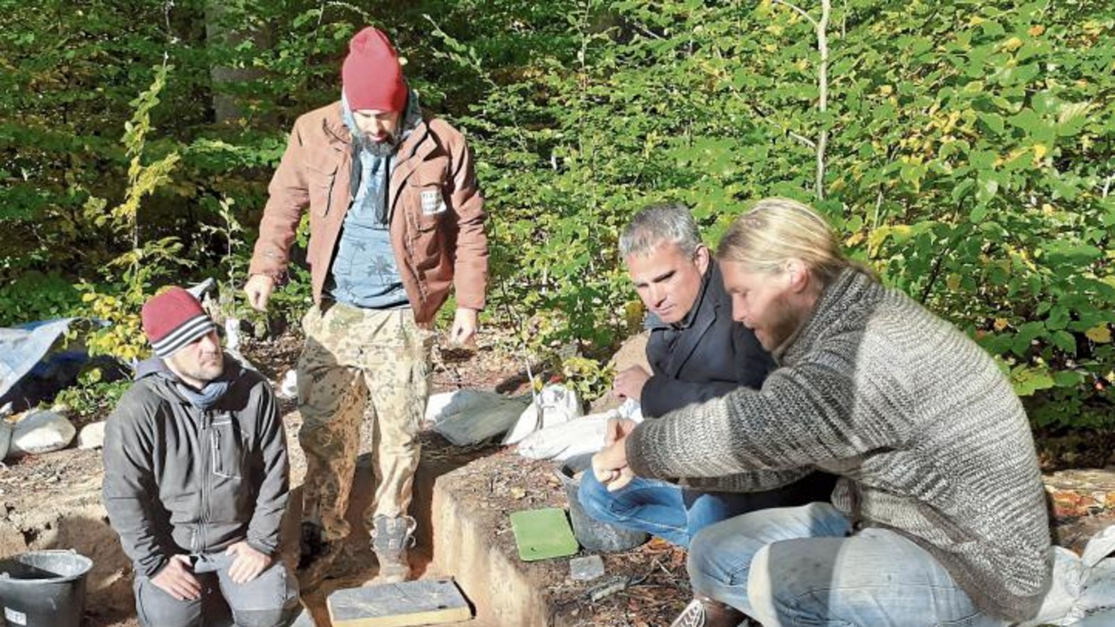 Auch Sachsenheims Bürgermeister Holger Albrich erkundigte sich bei den Archäologen vor Ort nach ihren neuen Fundstücken und den daraus gewonnenen Erkenntnissen.