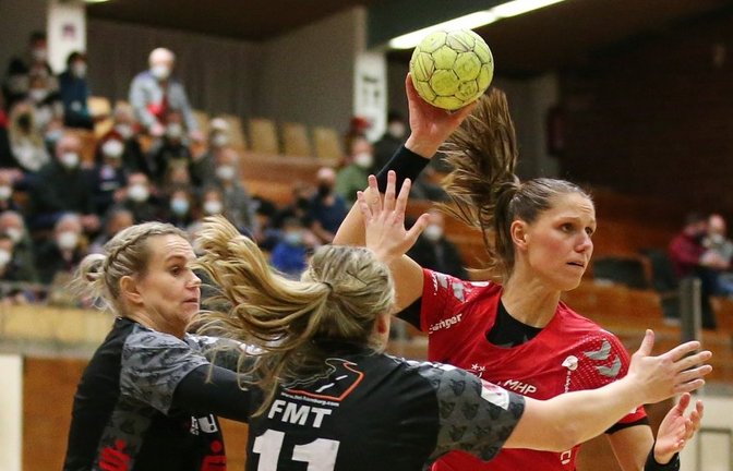 Oft braucht es zwei Gegenspielerinnen wie hier (von links) Evelyn Schulz und Sarah Lamp von den HL Buchholz/Rosengarten, um Bietigheims Xenia Smits zu stoppen. <span class='image-autor'>Foto: Baumann</span>