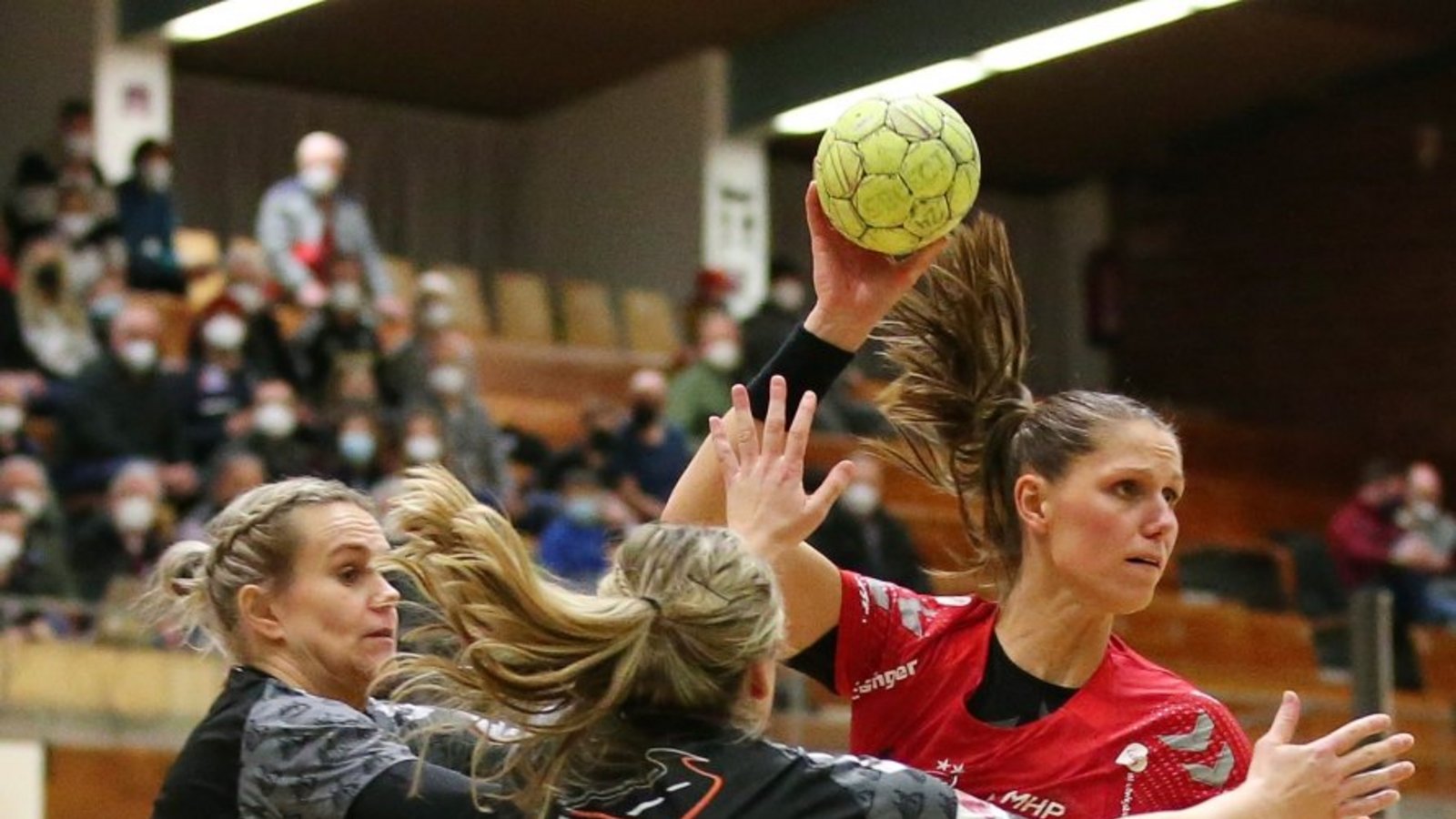 Oft braucht es zwei Gegenspielerinnen wie hier (von links) Evelyn Schulz und Sarah Lamp von den HL Buchholz/Rosengarten, um Bietigheims Xenia Smits zu stoppen. Foto: Baumann