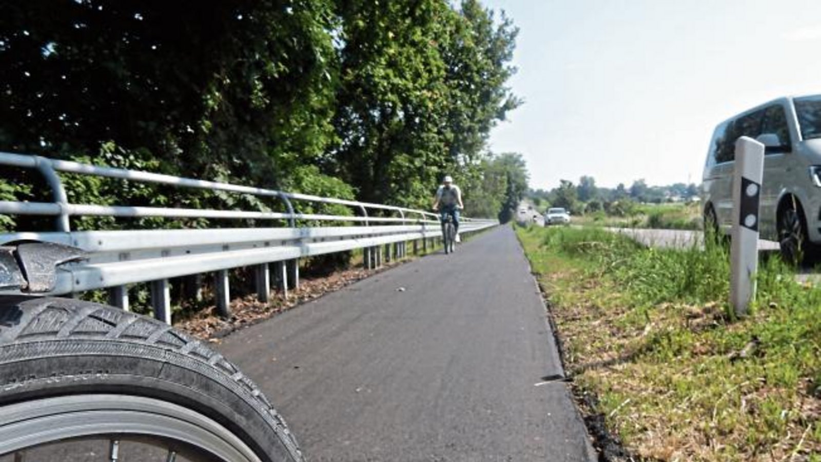 Hoffentlich hält es diesmal etwas länger: Der Radweg zwischen Vaihingen und Kleinglattbach hat auf rund 100 Metern eine neue Decke erhalten. Im alten Belag hatten sich Risse gebildet. Foto: Arning Hoffentlich hält es diesmal etwas länger: Der Radweg zwischen Vaihingen und Kleinglattbach hat auf rund 100 Metern eine neue Decke erhalten. Im alten Belag hatten sich Risse gebildet. Foto: Arning