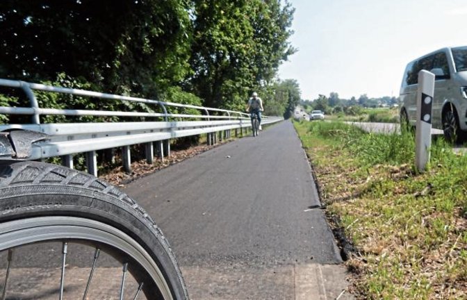 Hoffentlich hält es diesmal etwas länger: Der Radweg zwischen Vaihingen und Kleinglattbach hat auf rund 100 Metern eine neue Decke erhalten. Im alten Belag hatten sich Risse gebildet.  Foto: Arning