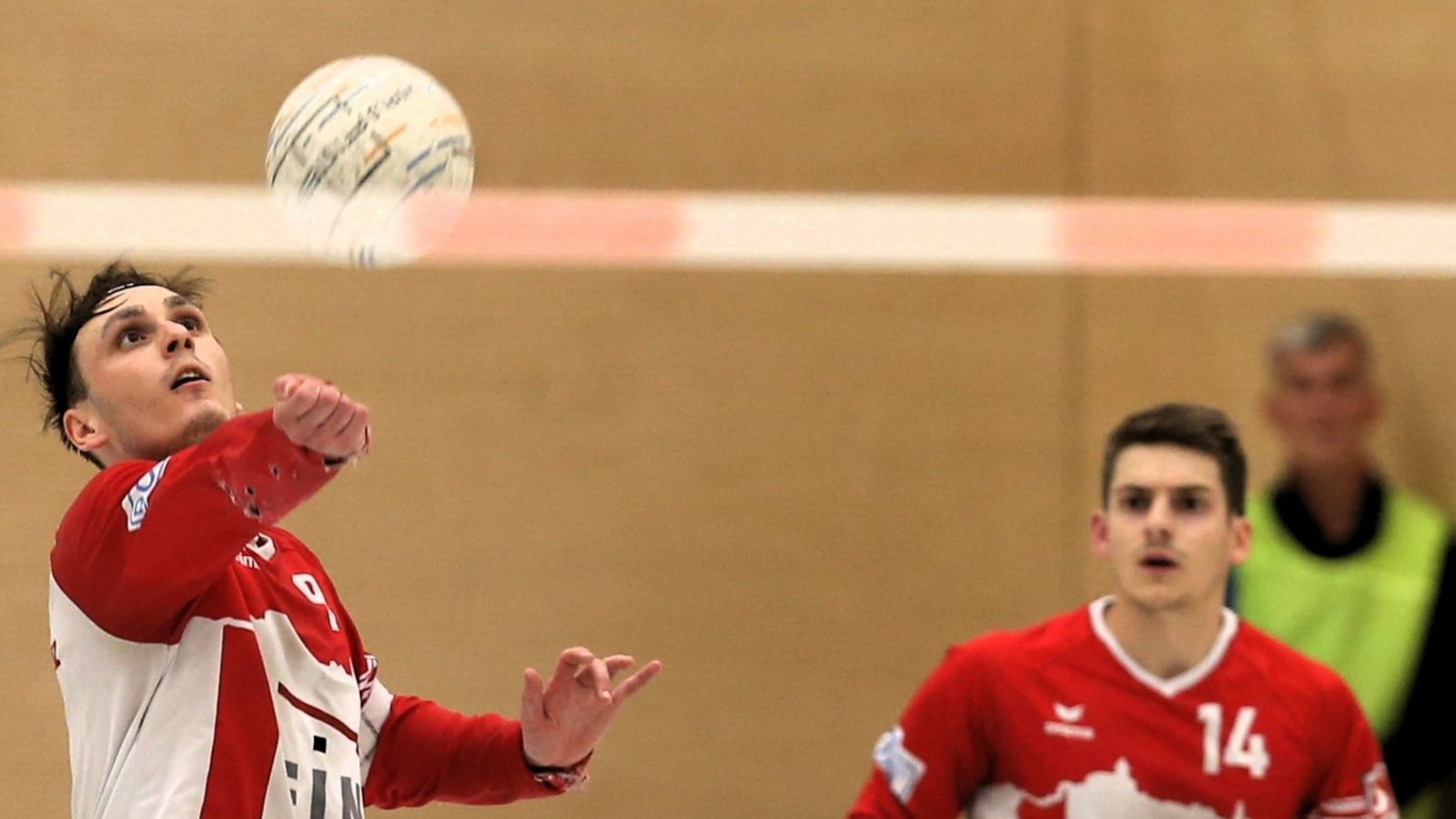 Jaro Jungclaussen (links) und Jakob Kilpper haben mit dem TV Vaihingen im Auswärtsspiel beim TSV Calw das Nachsehen. Foto: Archiv/Küppers