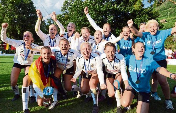 Die deutsche Frauennationalmannschaft mit Hinrike Seitz, Theresa Schröder, Sonja Pfrommer, Annika Bösch, Jana Rapp, Annika Bruhn, Anna-Lisa Aldinger, Annkatrin Aldinger, Aniko Müller, Linda Scholze, Betreuerin Eva Krämer, Physioterapeutin Kerstin Schmid, Betreuerin Sarah Hoffrichter, Bundestrainerin Silke Eber (von links) bejubeln den EM-Titel. Foto: DFBL