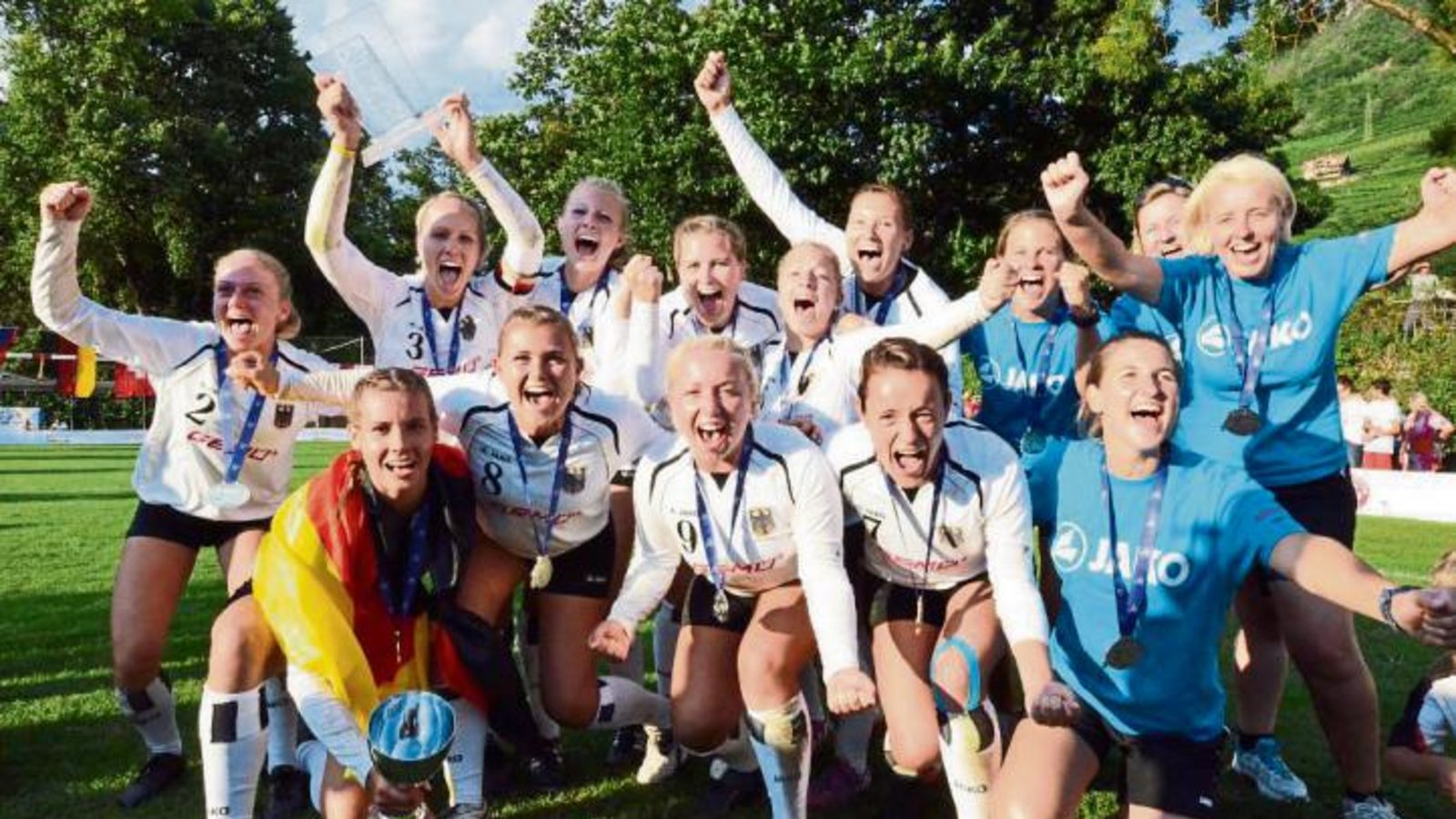 Die deutsche Frauennationalmannschaft mit Hinrike Seitz, Theresa Schröder, Sonja Pfrommer, Annika Bösch, Jana Rapp, Annika Bruhn, Anna-Lisa Aldinger, Annkatrin Aldinger, Aniko Müller, Linda Scholze, Betreuerin Eva Krämer, Physioterapeutin Kerstin Schmid, Betreuerin Sarah Hoffrichter, Bundestrainerin Silke Eber (von links) bejubeln den EM-Titel. Foto: DFBL
