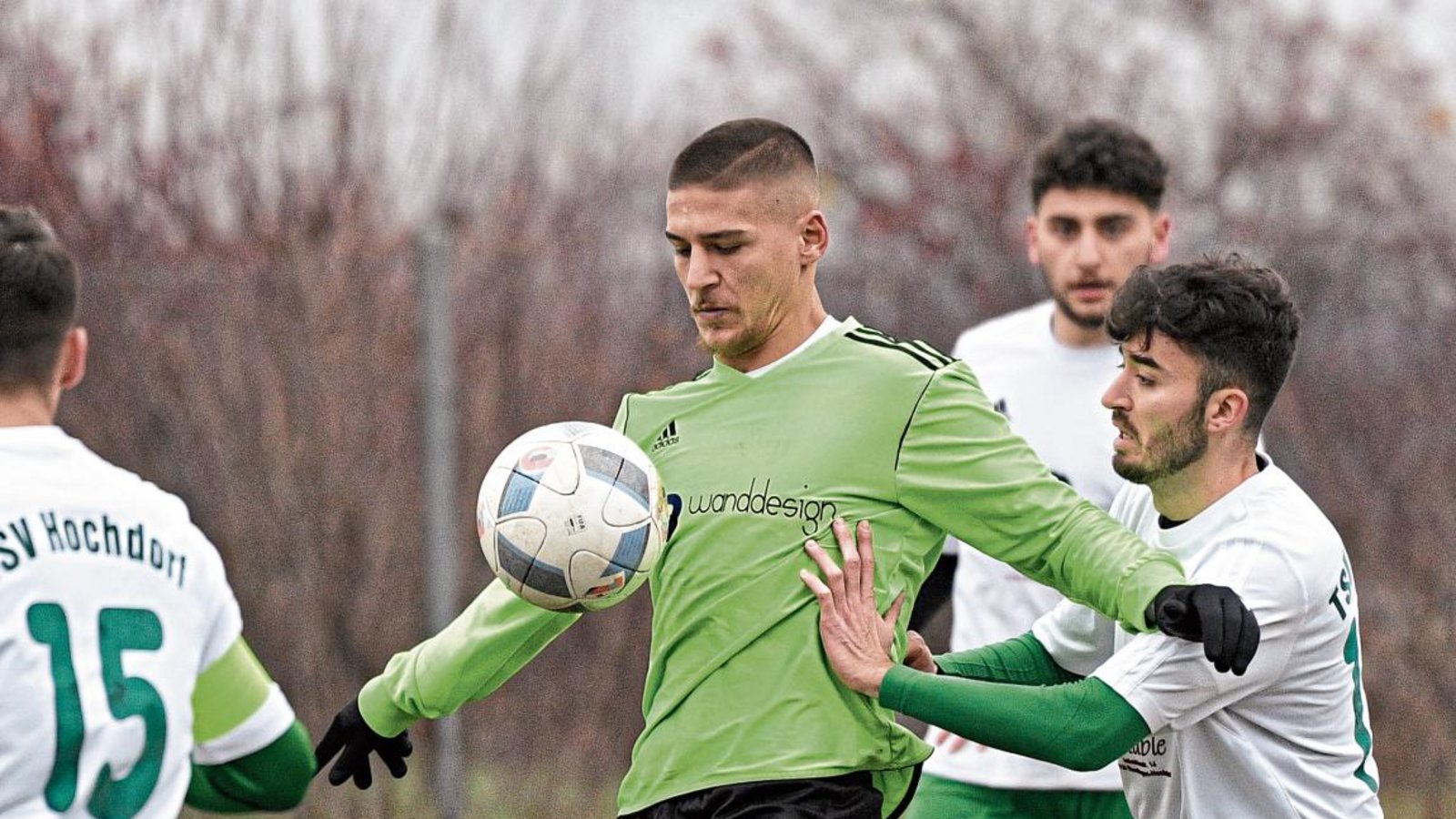 Hier kommt zwar Walheims Janni Theodoridis vor Andreas Garofano an den Ball, doch am Ende gewinnt der TSV Hochdorf mit 2:1. Foto: Leitner Hier kommt zwar Walheims Janni Theodoridis vor Andreas Garofano an den Ball, doch am Ende gewinnt der TSV Hochdorf mit 2:1. Foto: Leitner