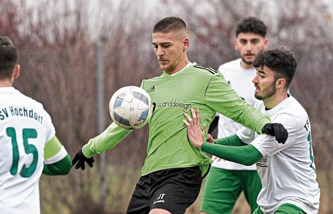 Hier kommt zwar Walheims Janni Theodoridis vor Andreas Garofano an den Ball, doch am Ende gewinnt der TSV Hochdorf mit 2:1. Foto: Leitner