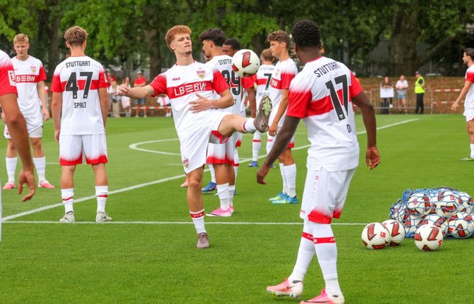 Trainingsauftakt beim VfB Stuttgart mit Lazar Jovanovic (MItte) vor rund 1000 Stuttgarter Fans auf dem Platz „M1“ gegenüber des Schlienzstadions.<span class='image-autor'>Baumann/Alexander Keppler</span>