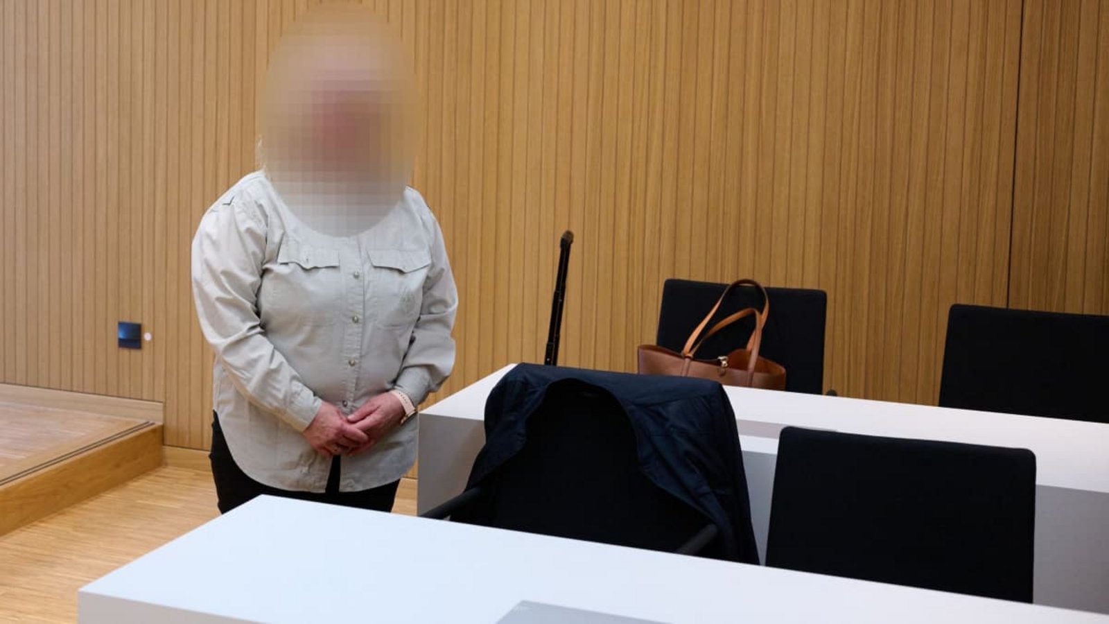 Die Angeklagte steht vor Prozessbeginn im Strafjustizzentrum im Gerichtssaal. Wegen des Vorwurfs körperlicher wie seelischer Misshandlung von Krippenkindern muss sich eine Erzieherin vor dem Amtsgericht München verantworten.Sven Hoppe/dpa Die Angeklagte steht vor Prozessbeginn im Strafjustizzentrum im Gerichtssaal. Wegen des Vorwurfs körperlicher wie seelischer Misshandlung von Krippenkindern muss sich eine Erzieherin vor dem Amtsgericht München verantworten.Sven Hoppe/dpa