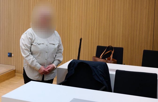 Die Angeklagte steht vor Prozessbeginn im Strafjustizzentrum im Gerichtssaal. Wegen des Vorwurfs körperlicher wie seelischer Misshandlung von Krippenkindern muss sich eine Erzieherin vor dem Amtsgericht München verantworten.<span class='image-autor'>Sven Hoppe/dpa</span>