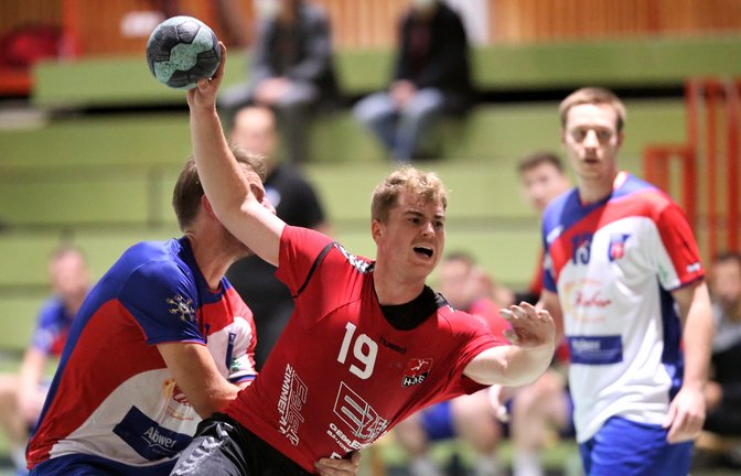 Johannes Stärk (Mitte) stellt sich mit dem HC Metter-Enz auf einen heißen Tanz ein.  <span class='image-autor'>Foto: Küppers</span>