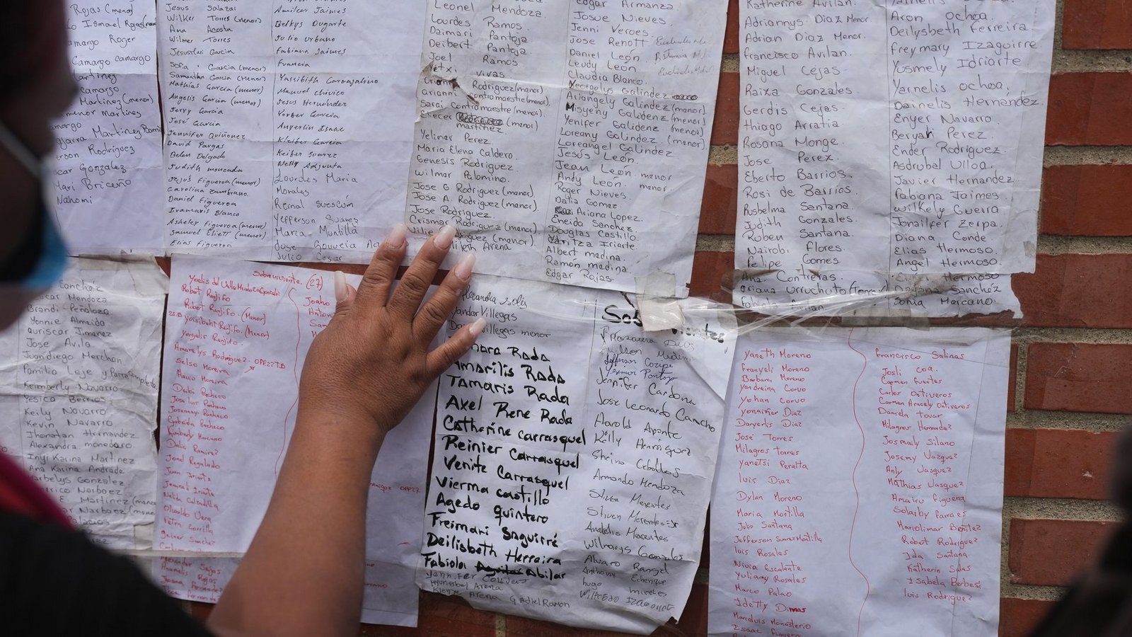 Menschen suchen nach den Namen von Angehörigen auf Listen überlebender Personen.Foto: Matias Delacroix/AP/dpa Menschen suchen nach den Namen von Angehörigen auf Listen überlebender Personen.Foto: Matias Delacroix/AP/dpa