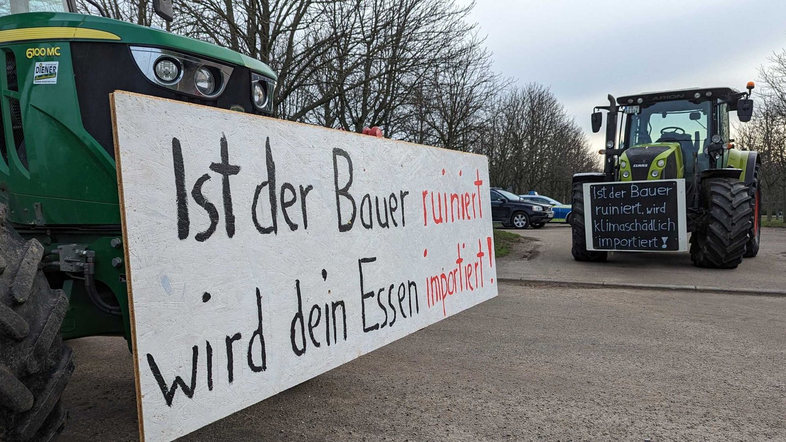 ...wo die protestierenden Landwirte von der Polizei...Foto: dpa/Martin Oversohl ...wo die protestierenden Landwirte von der Polizei...Foto: dpa/Martin Oversohl