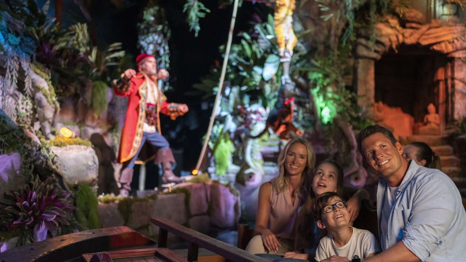 Das Fahrgeschäft „Piraten von Batavia“ zählt nach wie vor zu den großen Attraktionen im Europapark. Jahrelang hatten sich Fans auch mit einer Online-Petition dafür eingesetzt, dass das Geschäft nach einem Brand wiedereröffnet. Auf einer achtminütigen Bootsfahrt kann man sich auf die Suche nach dem „Dolch von Batavia“ machen.Foto: Europapark Das Fahrgeschäft „Piraten von Batavia“ zählt nach wie vor zu den großen Attraktionen im Europapark. Jahrelang hatten sich Fans auch mit einer Online-Petition dafür eingesetzt, dass das Geschäft nach einem Brand wiedereröffnet. Auf einer achtminütigen Bootsfahrt kann man sich auf die Suche nach dem „Dolch von Batavia“ machen.Foto: Europapark