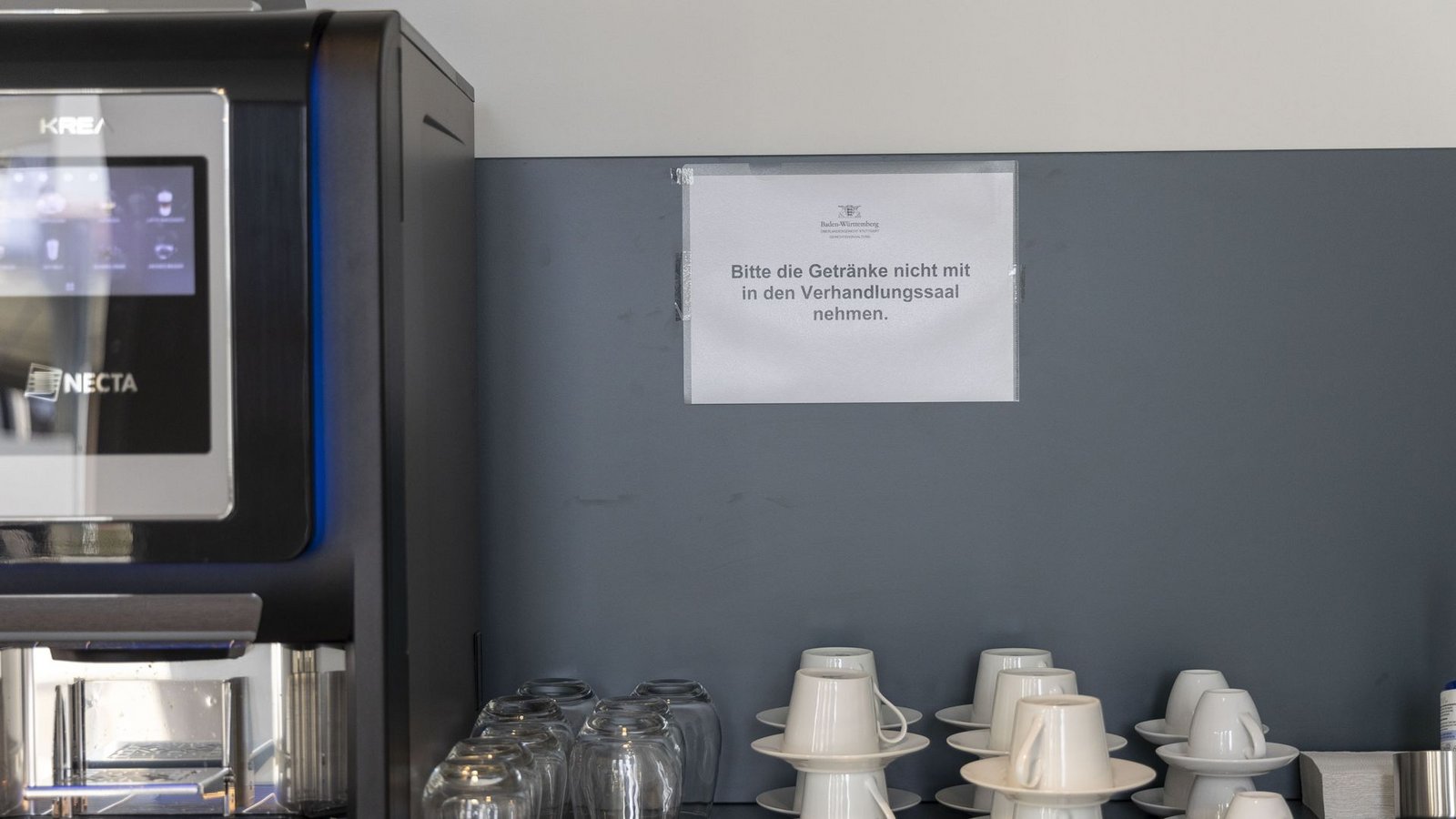 Trotz aller Annehmlichkeiten Respekt vor dem Gericht: Tassen und Gläser müssen im Gerichtssaal draußen bleiben.Foto: Lichtgut/Leif Piechowski/Leif Piechowski Trotz aller Annehmlichkeiten Respekt vor dem Gericht: Tassen und Gläser müssen im Gerichtssaal draußen bleiben.Foto: Lichtgut/Leif Piechowski/Leif Piechowski