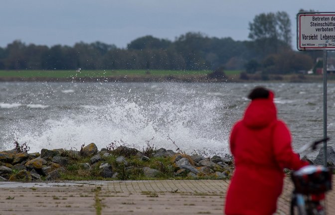 Die Menschen an der Ostseeküste müssen sich auf eine schwere Sturmflut einstellen<span class='image-autor'>Foto: dpa/Stefan Sauer</span>