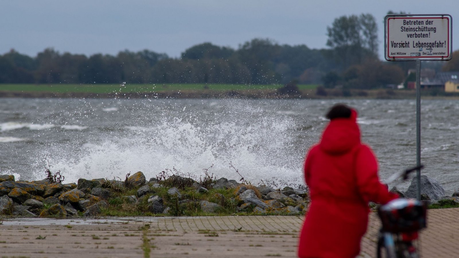 Die Menschen an der Ostseeküste müssen sich auf eine schwere Sturmflut einstellenFoto: dpa/Stefan Sauer Die Menschen an der Ostseeküste müssen sich auf eine schwere Sturmflut einstellenFoto: dpa/Stefan Sauer