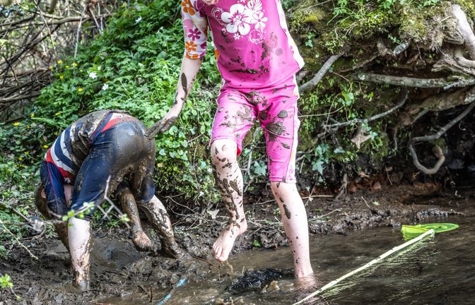 Matschflecken entfernen leicht gemacht. Erfahren Sie, wie Sie in 3 einfachen Schritten Schlammflecken aus Ihrer Kleidung entfernen. Schonend und effektiv.<span class='image-autor'>Foto: Simon T May / Shutterstock.com</span>