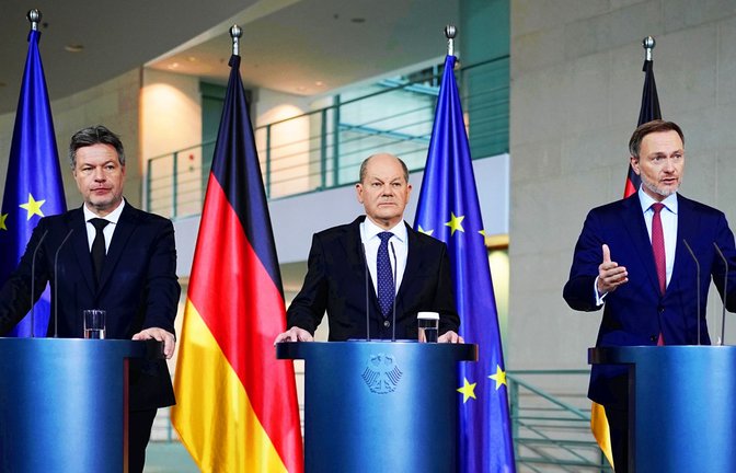 Ernste Gesichter im Kanzleramt: Robert Habeck (v.li.), Olaf Scholz und Christian Lindner präsentieren ihre Pläne zur Lösung der Etatkrise.<span class='image-autor'>Foto: dpa/Kay Nietfeld</span>