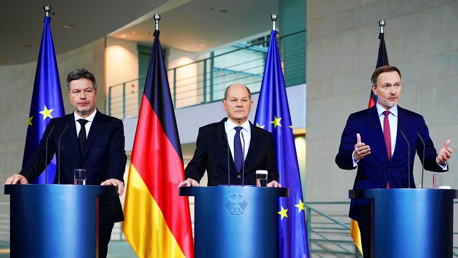 Ernste Gesichter im Kanzleramt: Robert Habeck (v.li.), Olaf Scholz und Christian Lindner präsentieren ihre Pläne zur Lösung der Etatkrise.Foto: dpa/Kay Nietfeld Ernste Gesichter im Kanzleramt: Robert Habeck (v.li.), Olaf Scholz und Christian Lindner präsentieren ihre Pläne zur Lösung der Etatkrise.Foto: dpa/Kay Nietfeld