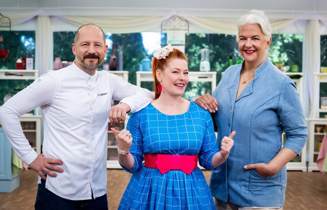 "Das große Backen"-Team v.l.n.r.: Christian Hümbs, Enie van de Meiklokjes und Bettina Schliephake-Burchardt<span class='image-autor'>Foto: Seven.One/Claudius Pflug</span>