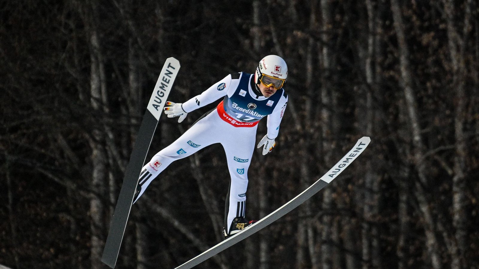 Philipp Raimund: Wer in Baden-Württemberg abseits des Schwarzwaldes mit dem Skispringen beginnt, tut das oft beim SC Degenfeld. Das war schon bei Carina Vogt so – die in Sotschi 2014 dann die erste olympische Goldmedaille im Skispringen der Frauen gewann. Ob es auch bei Philipp Raimund historisch wird auf der Skisprungschanze von Predazzo? Auch der heute 25-Jährige (Geburtsort: Göppingen) begann beim SC Degenfeld, ehe er mit seiner Familie ins Allgäu zog. Heute startet er für den Skiclub Oberstdorf – und ist in dieser Saison in eine ganz neue Rolle geschlüpft. „Hille“, wie er genannt wird, ist gemeinsam mit Spätzünder Felix Hoffmann der Vorspringer im deutschen Team. Die einstigen Vorzeige-Adler sind entweder außer Form (Andreas Wellinger) oder haben sich gar nicht erst qualifiziert (Karl Geiger). Philipp Raimund dagegen hatte eine starke erste Saisonhälfte und sprang immer mal wieder aufs Podest. Zuletzt ist der Anschluss nach ganz vorne zwar etwas verloren gegangen, dennoch gehört der Schwabe weiter zu den wenigen Hoffnungen im deutschen Skisprunglager. Was umso erstaunlicher ist, wenn man weiß, dass der junge Mann unter Höhenangst leidet. Nicht nur deshalb sagt er über sich: „Ich bin ein einzigartiger Springer, weil ich ein bisschen anders gehandhabt werden muss als die anderen.“ Seine sehr extrovertierte Art ist dabei ein weiteres Merkmal. Am liebsten würde er die demnächst beim Jubel über eine Medaille ausleben.Foto: IMAGO/Nordphoto Philipp Raimund: Wer in Baden-Württemberg abseits des Schwarzwaldes mit dem Skispringen beginnt, tut das oft beim SC Degenfeld. Das war schon bei Carina Vogt so – die in Sotschi 2014 dann die erste olympische Goldmedaille im Skispringen der Frauen gewann. Ob es auch bei Philipp Raimund historisch wird auf der Skisprungschanze von Predazzo? Auch der heute 25-Jährige (Geburtsort: Göppingen) begann beim SC Degenfeld, ehe er mit seiner Familie ins Allgäu zog. Heute startet er für den Skiclub Oberstdorf – und ist in dieser Saison in eine ganz neue Rolle geschlüpft. „Hille“, wie er genannt wird, ist gemeinsam mit Spätzünder Felix Hoffmann der Vorspringer im deutschen Team. Die einstigen Vorzeige-Adler sind entweder außer Form (Andreas Wellinger) oder haben sich gar nicht erst qualifiziert (Karl Geiger). Philipp Raimund dagegen hatte eine starke erste Saisonhälfte und sprang immer mal wieder aufs Podest. Zuletzt ist der Anschluss nach ganz vorne zwar etwas verloren gegangen, dennoch gehört der Schwabe weiter zu den wenigen Hoffnungen im deutschen Skisprunglager. Was umso erstaunlicher ist, wenn man weiß, dass der junge Mann unter Höhenangst leidet. Nicht nur deshalb sagt er über sich: „Ich bin ein einzigartiger Springer, weil ich ein bisschen anders gehandhabt werden muss als die anderen.“ Seine sehr extrovertierte Art ist dabei ein weiteres Merkmal. Am liebsten würde er die demnächst beim Jubel über eine Medaille ausleben.Foto: IMAGO/Nordphoto