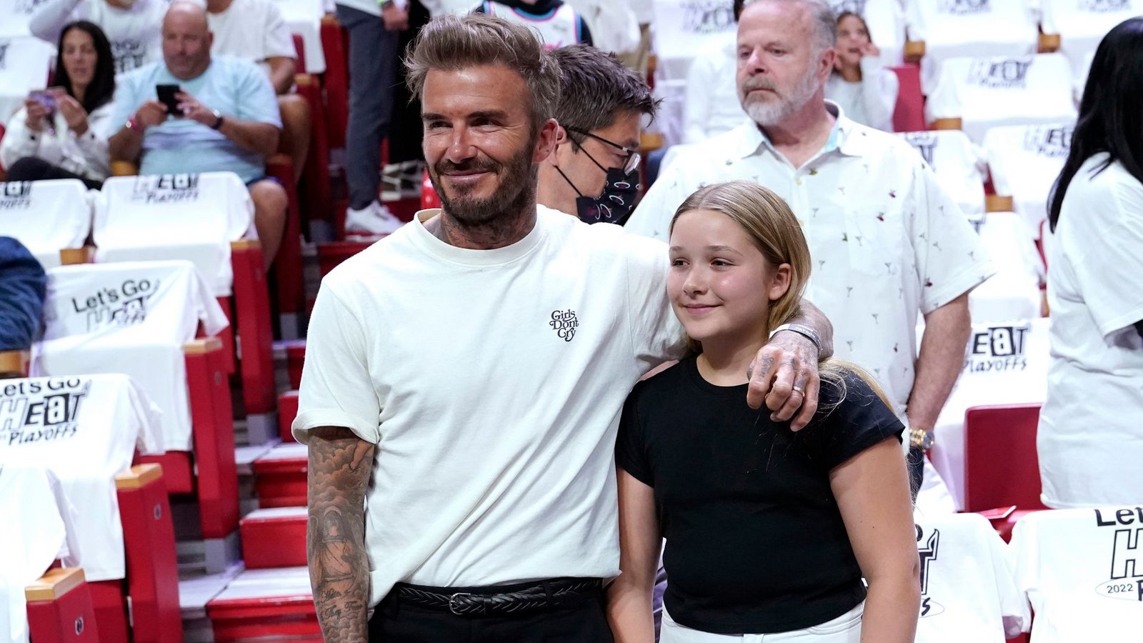 David Beckham mit seiner Tochter Harper bei einem Basketballspiel in Miami.Foto: Lynne Sladky/AP/dpa