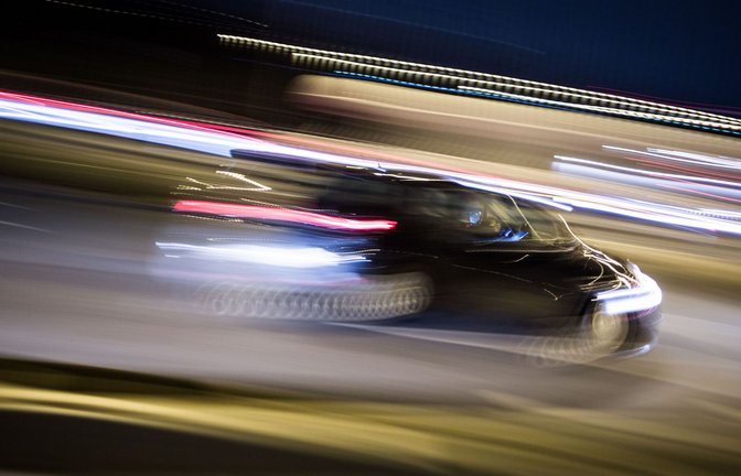 Einer Zivilstreife der Polizei ist der Raser wohl schon vorher aufgefallen. (Symbolbild)<span class='image-autor'>Foto: dpa/Frank Rumpenhorst</span>
