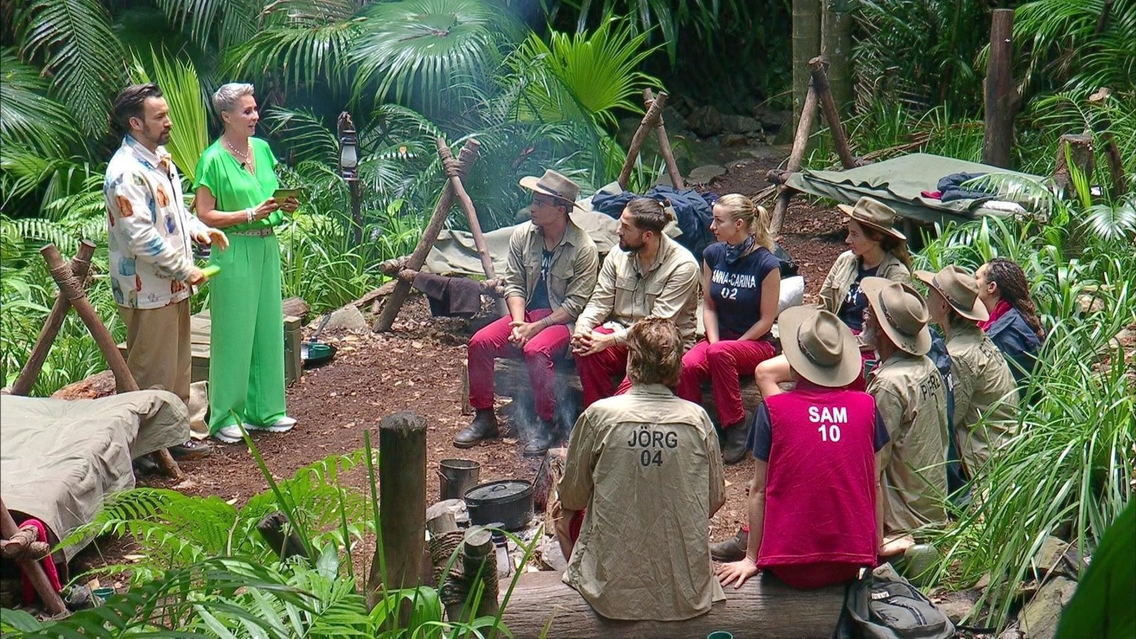 Jan Köppen und Sonja Zietlow mit den Campbewohnern.Foto: RTL/Folge 18_011 Jan Köppen und Sonja Zietlow mit den Campbewohnern.Foto: RTL/Folge 18_011
